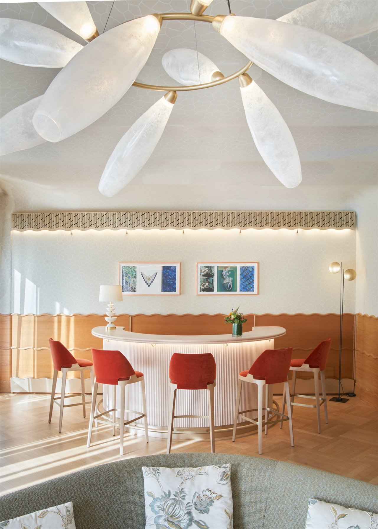 La decoración de la boutique se integra de manera natural en el edificio y con total respeto a la obra de Antoni Gaudí. 