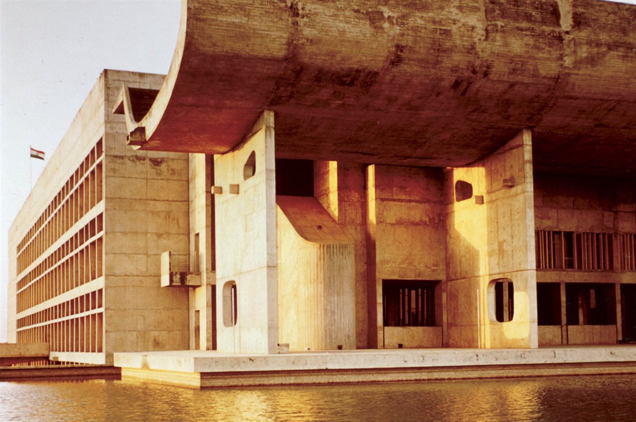 Diseñó la primera ciudad planificada de la India, Chandigarh. El diseño se basó en la conceptualización de La Ville Radieuse (La Ciudad Radiante).  