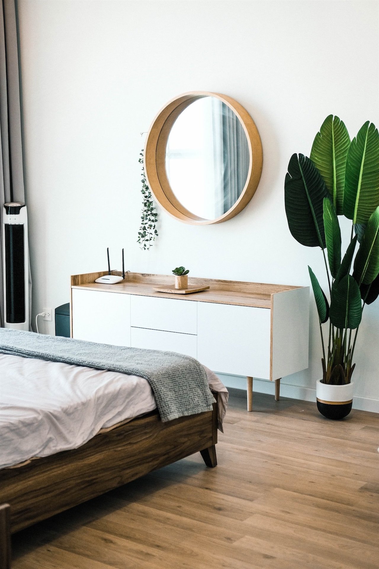 En el dormitorio, los muebles bajitos consiguen que las paredes parezcan más altas. Para conservar el efecto despeinado, opta por plantas de aspecto salvaje.  