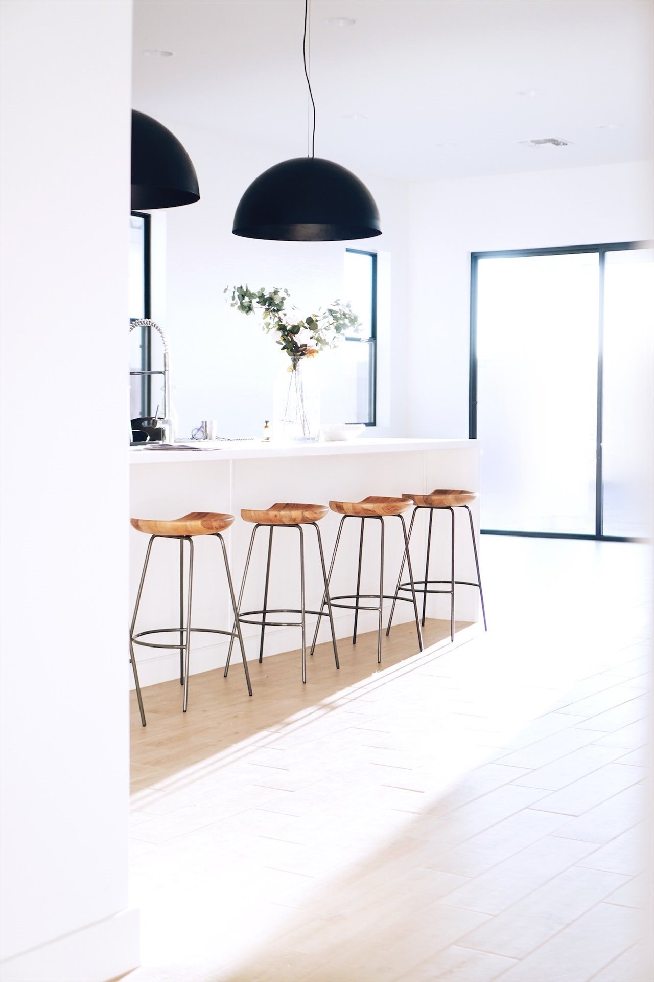 Las sillas y los taburetes con las patas estrechas no obstaculizan la circulación del aire ni de la luz y, en consecuencia, hacen que la decoración de la casa resulte más sutil.  