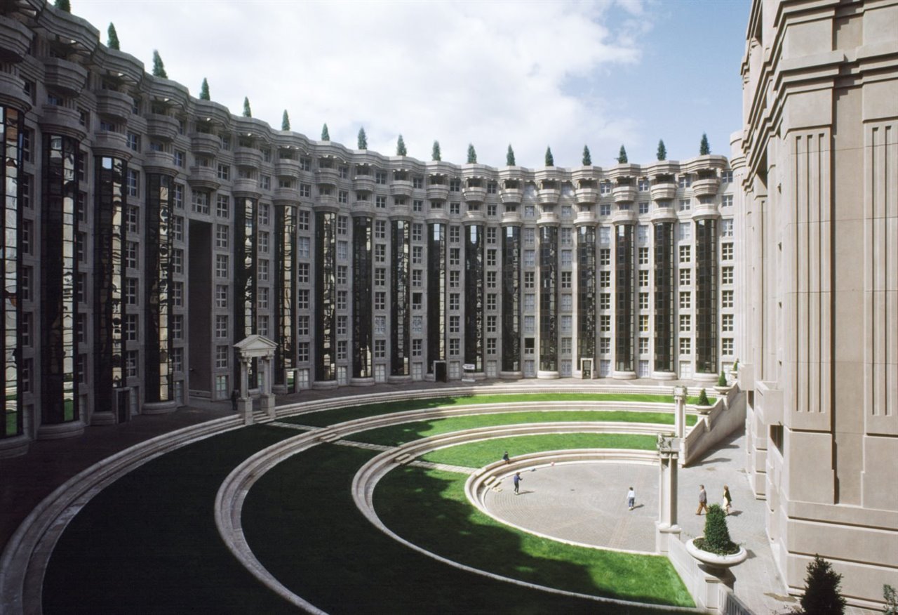 Les Espaces Abraxes de Ricardo Bofill