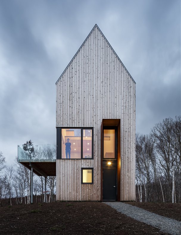 La silueta de esta casa de madera atípica parece sacada de un cuento