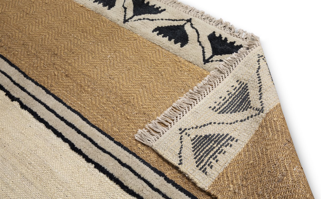 Las figuras vegetales crean un efecto muy dinámico sobre esta nueva alfombra, perfecta para todas las estaciones del año.   