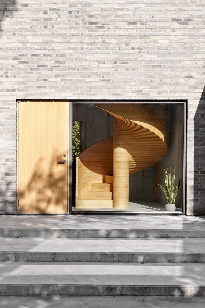 Casa con fachada de piedra y escalera de madera en Dinamarca