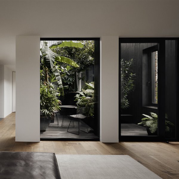 Esta casa tiene un exuberante patio interior que será tu nueva fantasía doméstica