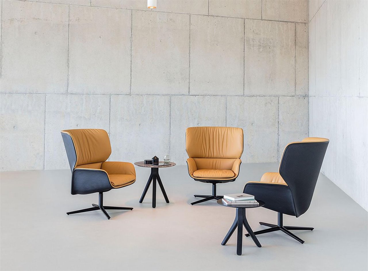 La butaca Nuez Lounge BIO®, diseño de Patricia Urquiola para Andreu World, tiene una carcasa exterior 100% reciclable, biodegradable y compostable.