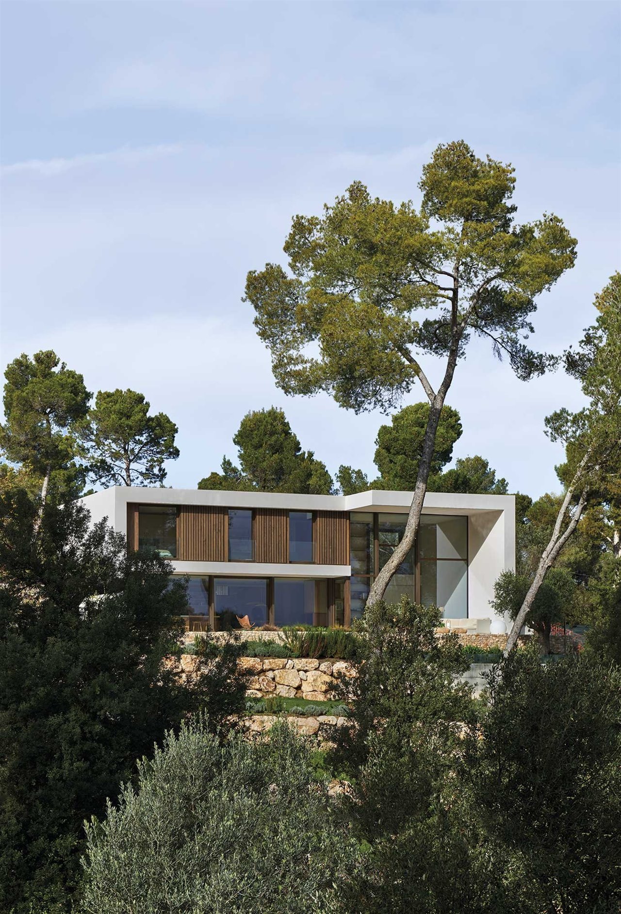 Pinos, olivos y encinas envuelven la casa La Calma, del arquitecto Ramon Esteve, concebida como un refugio para sus propietarios, que busca integrarse en el paisaje a través de su materialidad. 