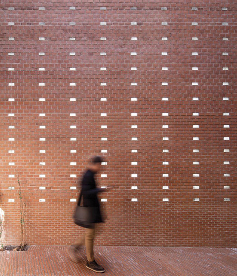 El Centro Cívico Cristalerías Planell (2016) en Barcelona.