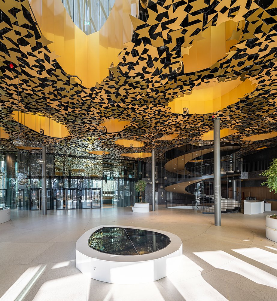 La conexión natural se enfatiza con un dosel de más de 30.000 hojas de árbol decorativas en el techo suspendido.