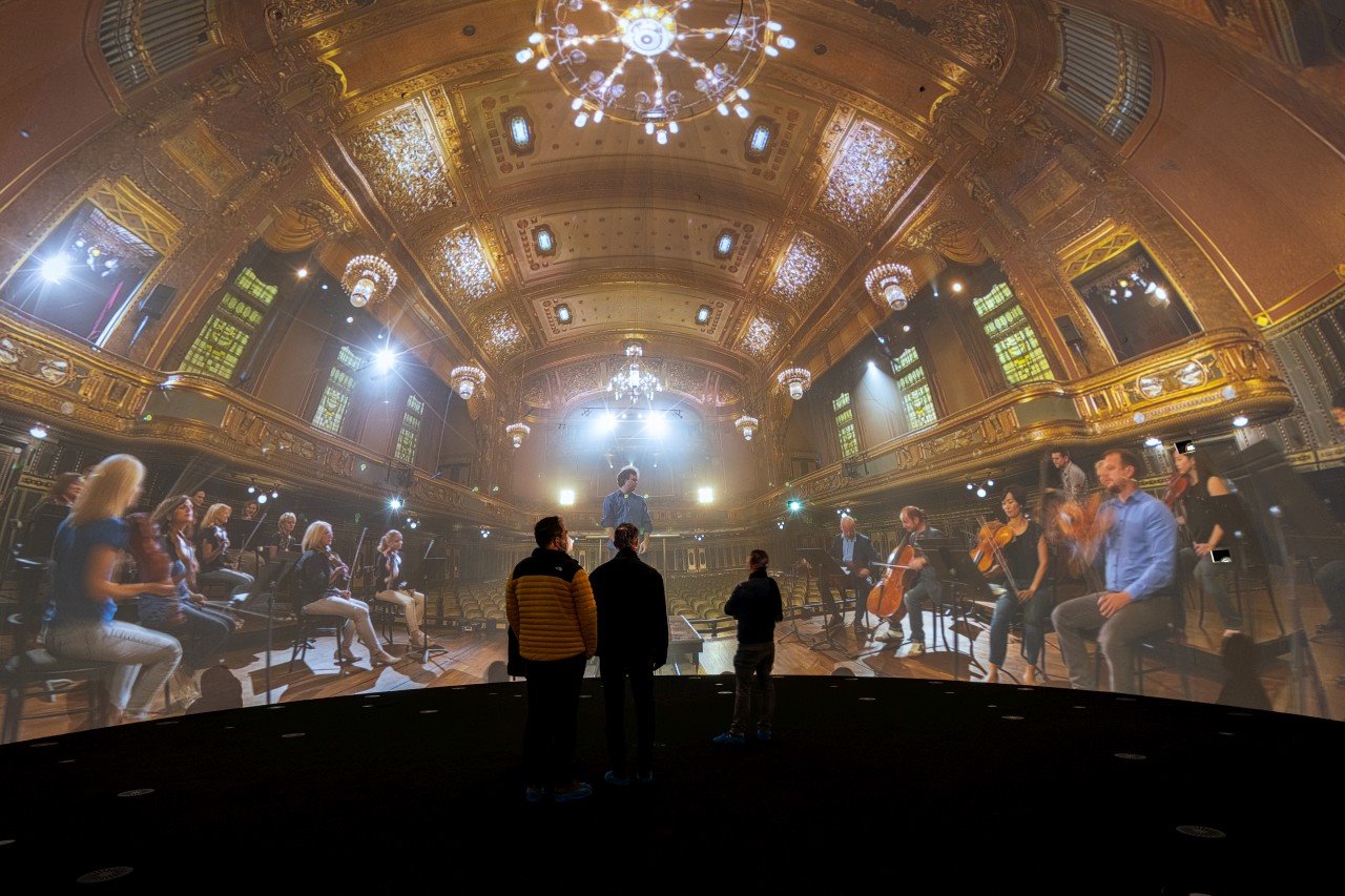La cúpula hemisférica crea una experiencia inmersiva de sonido e imágenes.
