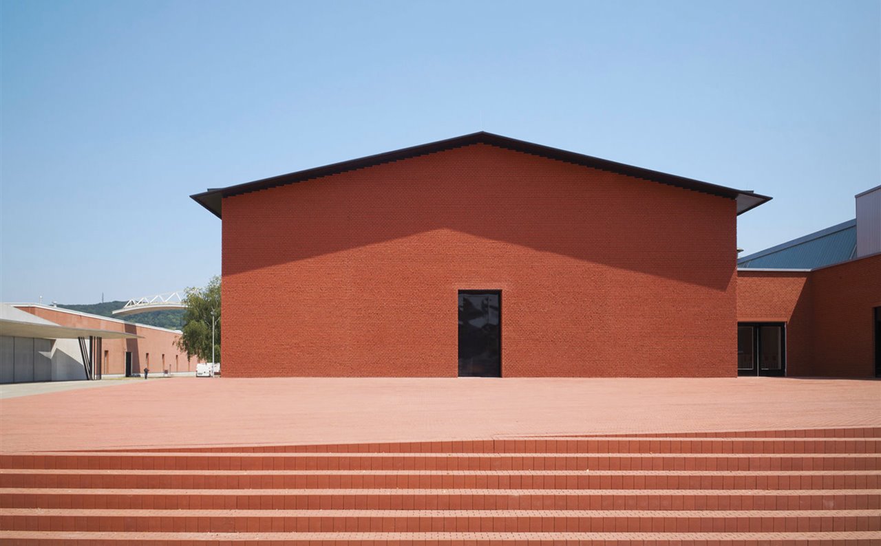 El Vitra Schaudepot (2016), de Herzog & De Meuron, que alberga la colección de diseño de la firma alemana en su sede de Weil am Rhein, es una geometría maciza de ladrillos rotos a mano para darle una textura rugosa.