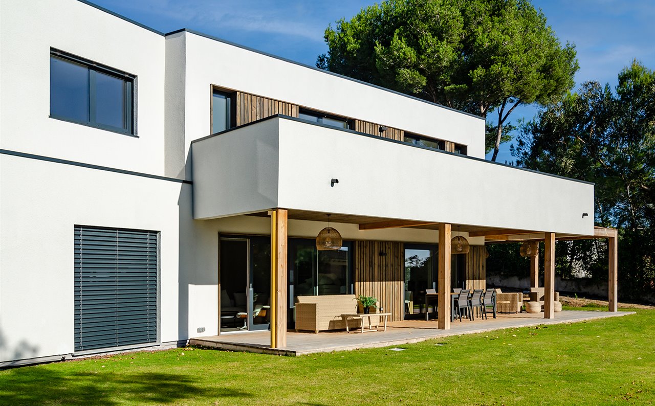 La vivienda se desarrolla en dos alturas, y toda su planta está pensada como un volumen alargado quebrado, adecuándose así lo mejor posible a los condicionantes del terreno.