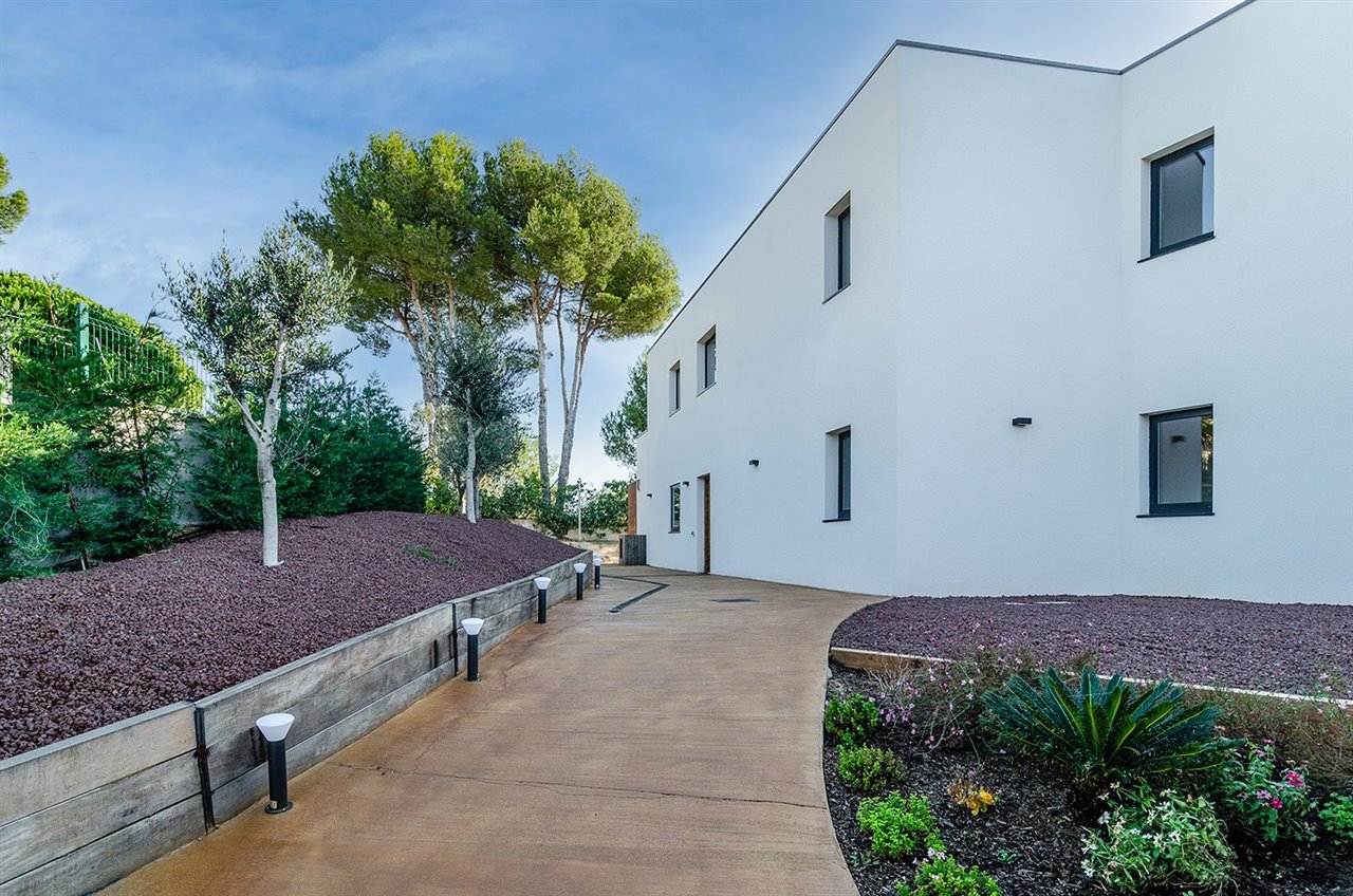 Para el revestimiento de la construcción se ha utilizado un sistema de aislamiento térmico exterior (SATE) con un revoco mineral en color blanco.