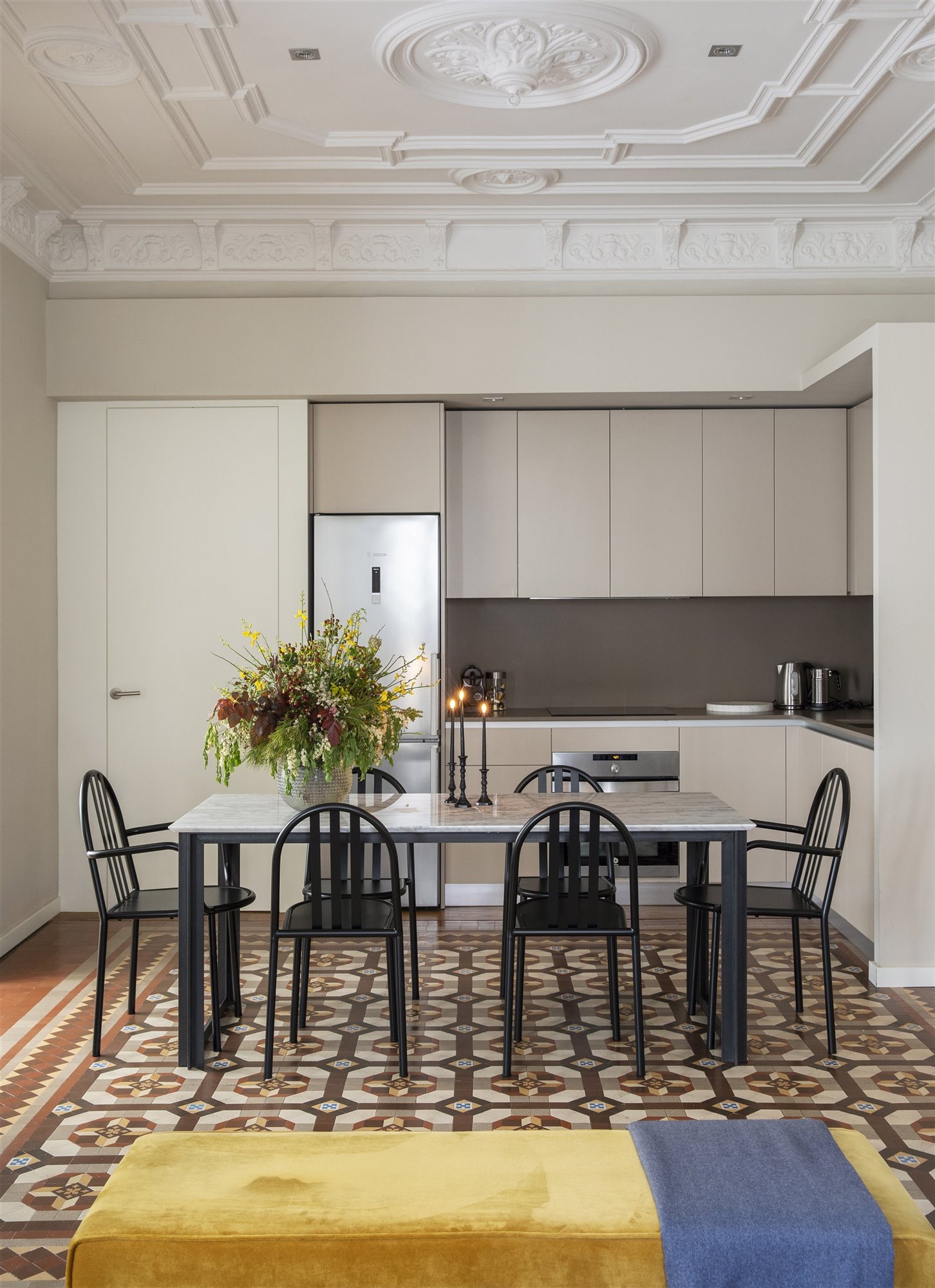 cocina y mesa de mármol