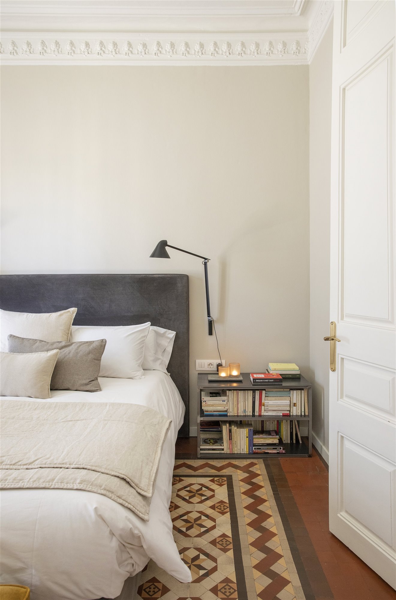 cama y cabecero de terciopelo