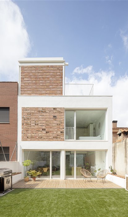 Riqueza espacial y mucha luz en esta casa de tres plantas en Tarragona