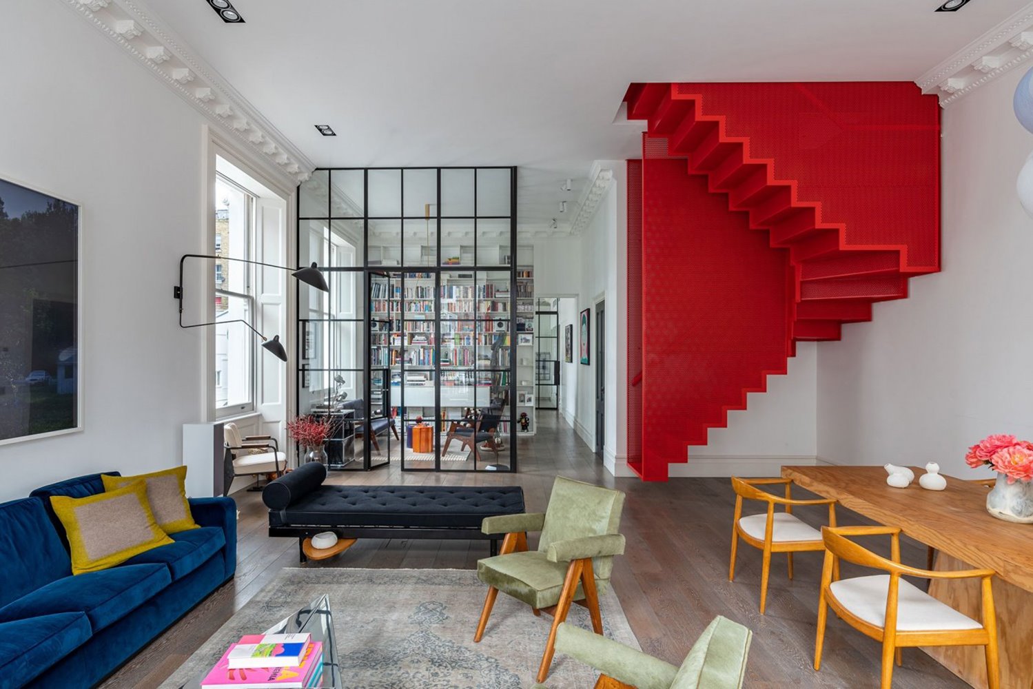 casa en londres con diseño moderno y escaleras flotantes rojas 9