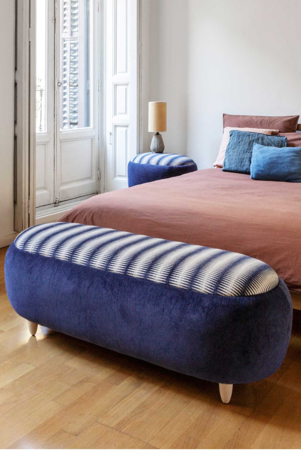 La nueva incorporación a la familia es un puf alargado que puede ubicarse a los pies de la cama o en el recibidor de la casa. 