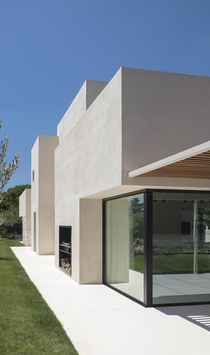 Cinco volúmenes dan forma a esta casa pasiva que minimiza su impacto medioambiental