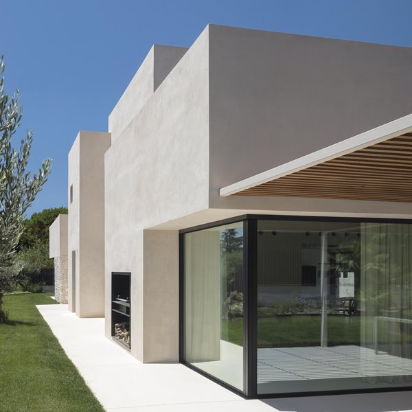 Cinco volúmenes dan forma a esta casa pasiva que minimiza su impacto medioambiental