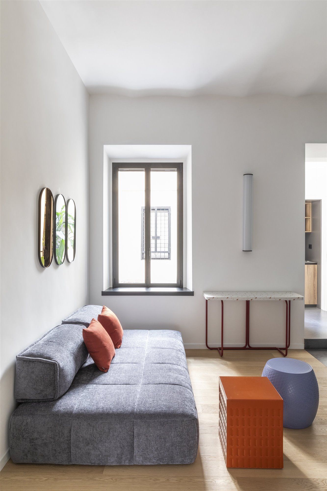 Un juego de contrastes para un piso (pequeño) en el corazón de Roma