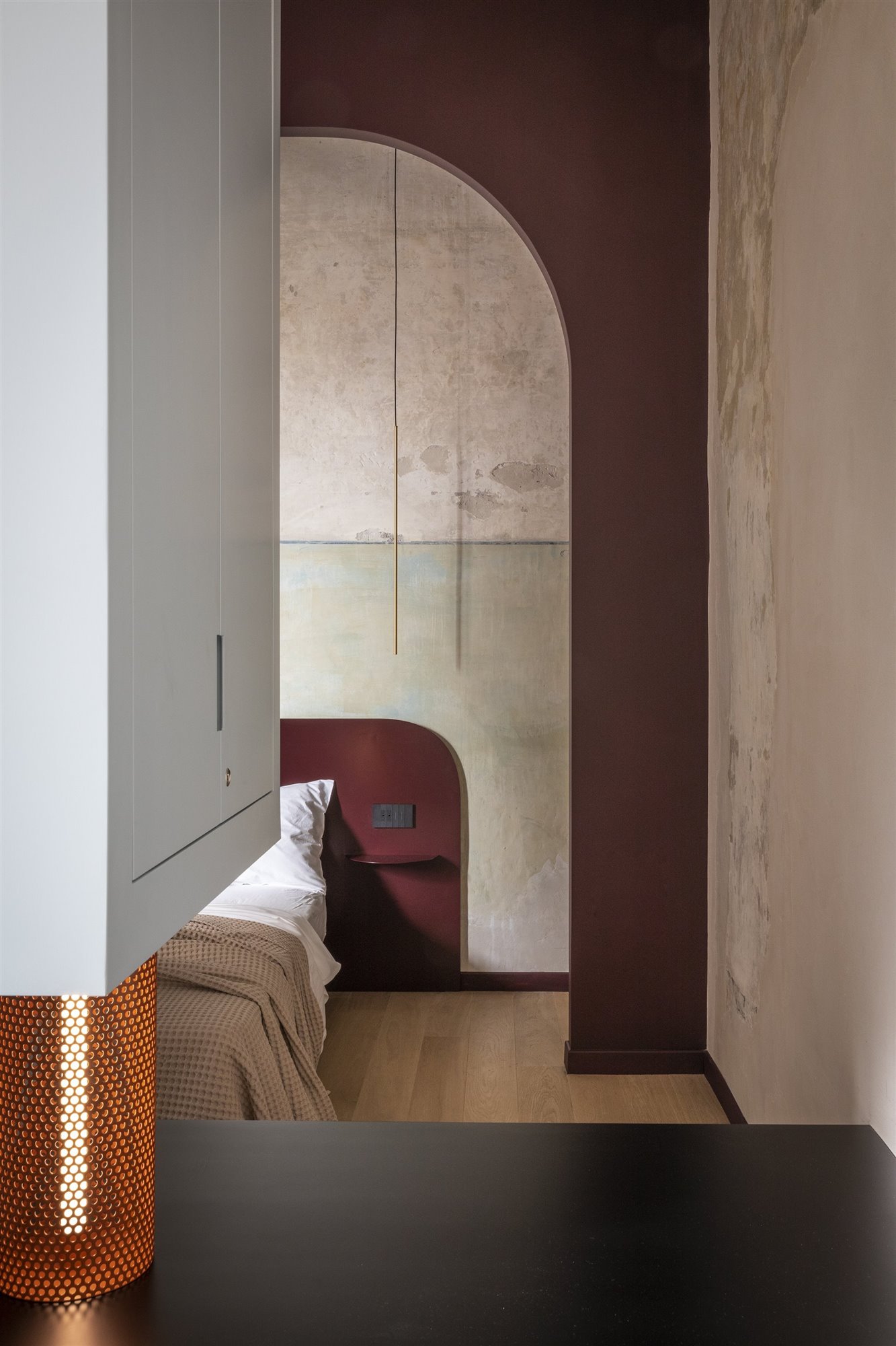 Un juego de contrastes para un piso (pequeño) en el corazón de Roma