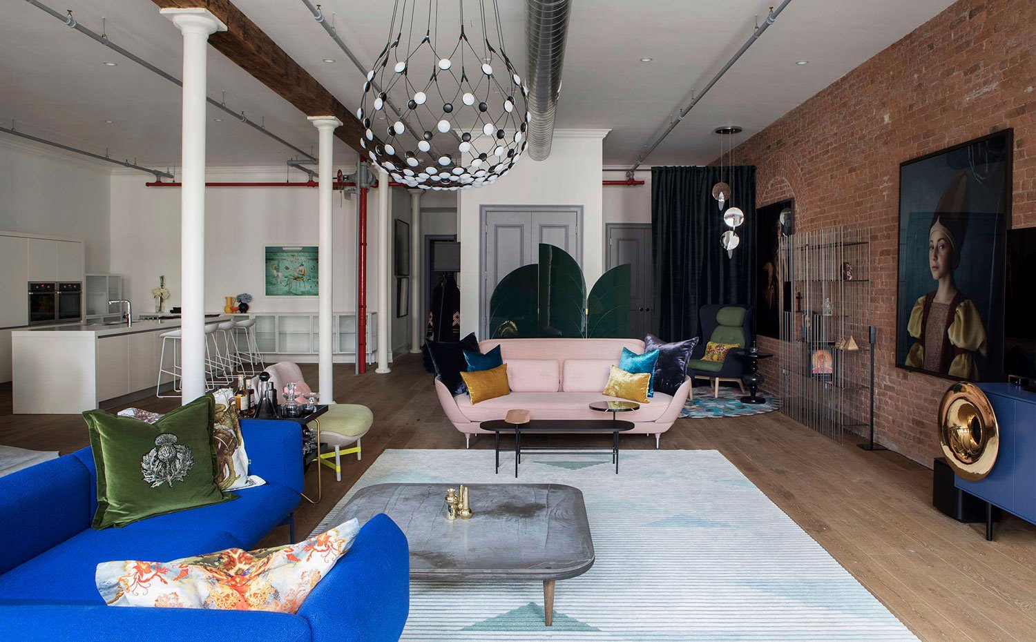 Salón con sofás azul klein u rosa palo. 