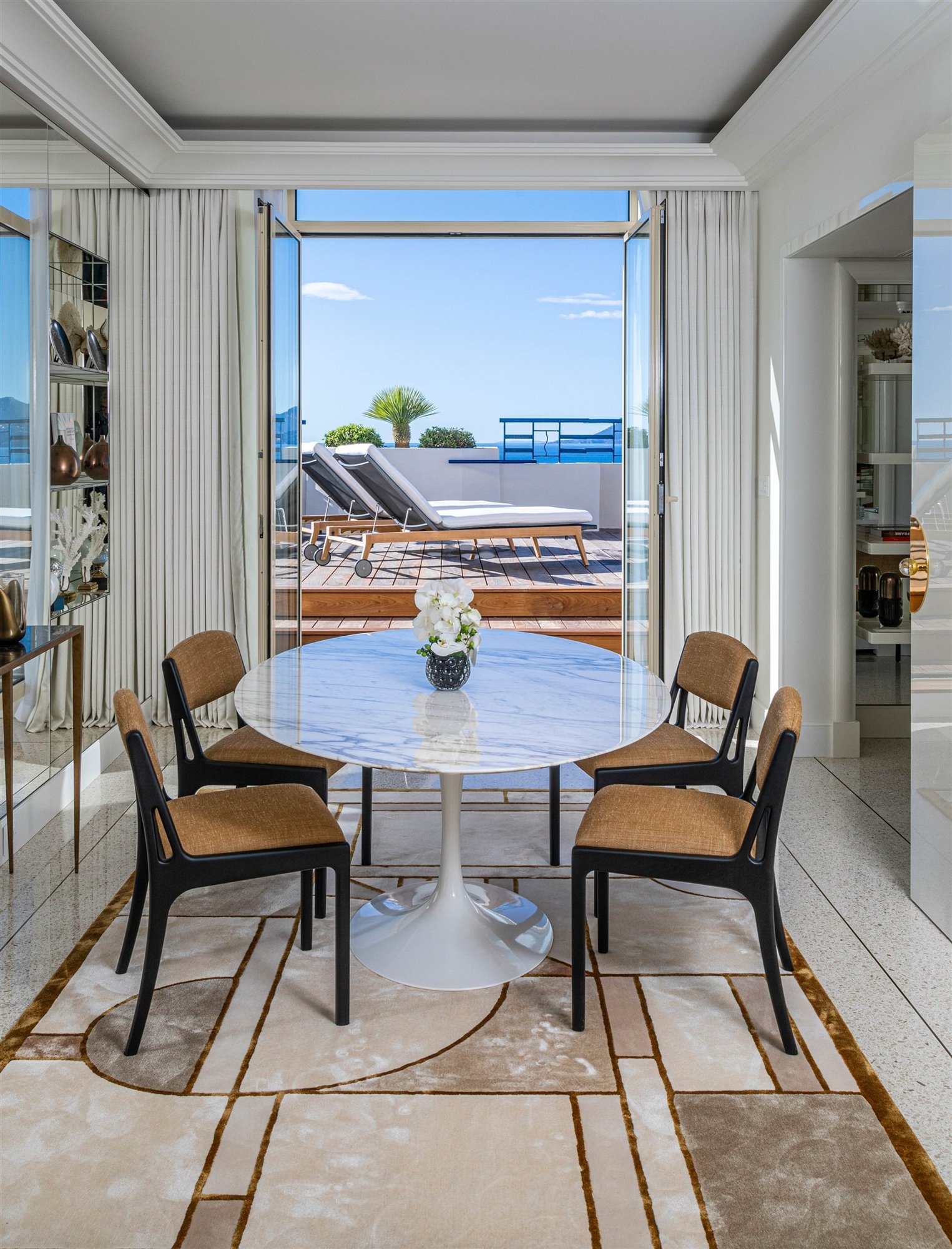 Así es la suite de hotel de lujo con interiorismo inspirado en Isabelle Huppert