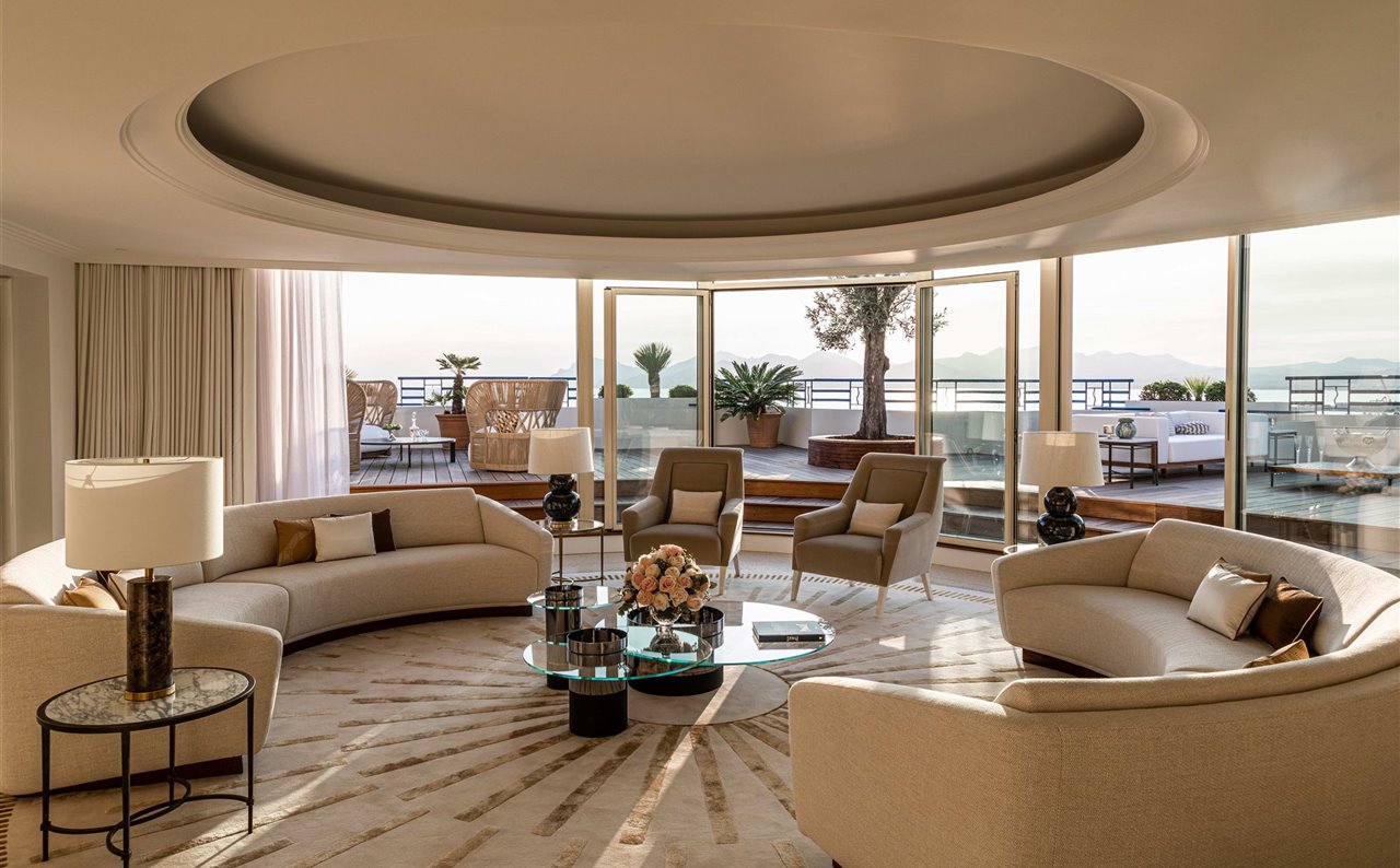 Tonos claros, textiles de lujo y mobiliario hecho a medida y de marcas de primera. Así es el interiorismo del apartamento dedicado a la actriz Isabelle Huppert en el Hôtel Martinez de Cannes. El penthouse, con vistas a la costa, cuenta con un aura comparable al del resto del hotel, uno de los favoritos de las estrellas que asisten al Festival de Cine de Cannes.