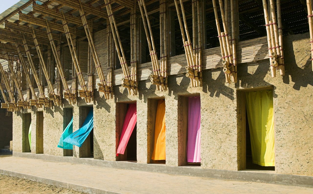 Fachada escuela Meti, en Bangladesh.