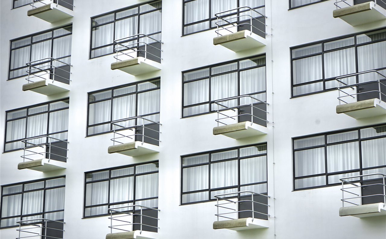 Los balcones en voladizo de Gropius se siguen utilizando en la arquitectura actual, como el edificio L’Arbre Blanc en Montpellier, de Sou Fujimoto.