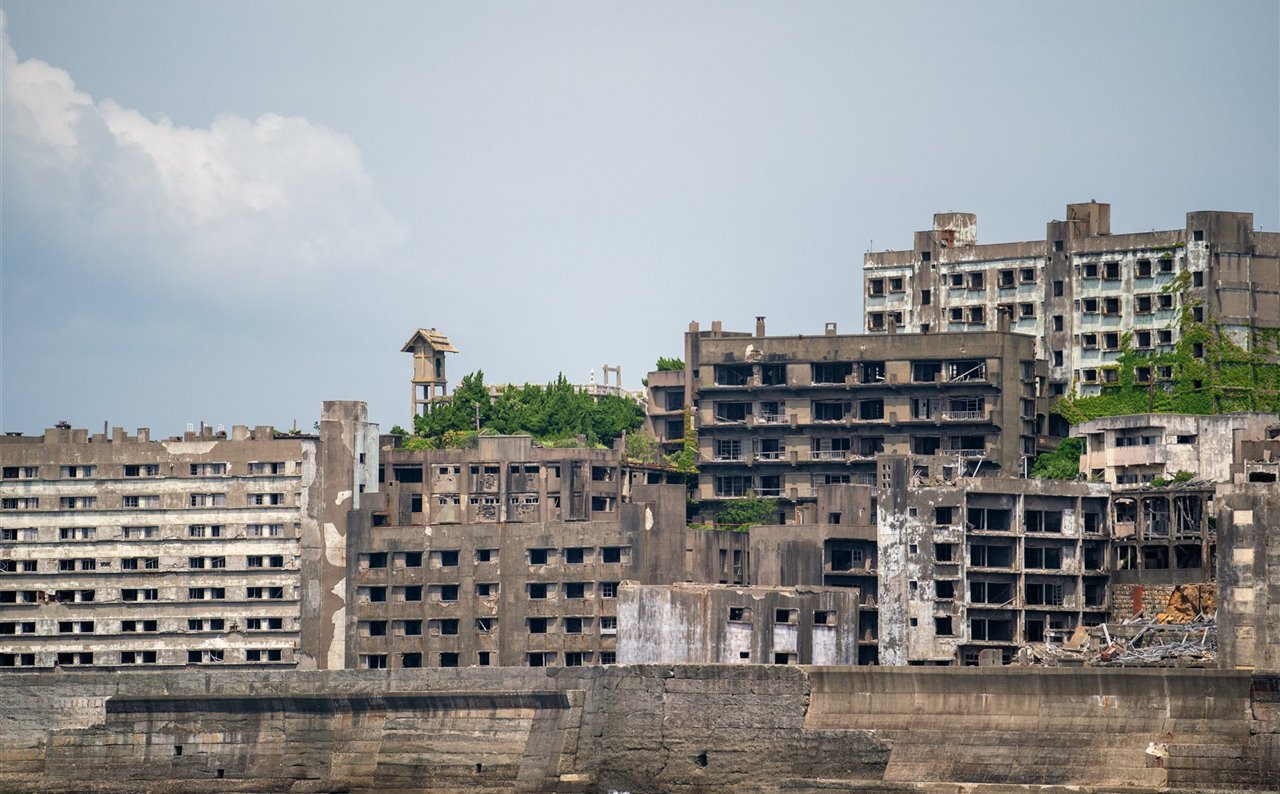 La isla japonesa de Hashima fue comprada por Mitsubishi para explotar carbón y en ella vivieron los mineros y sus familias hasta el cierre en el año 1974.