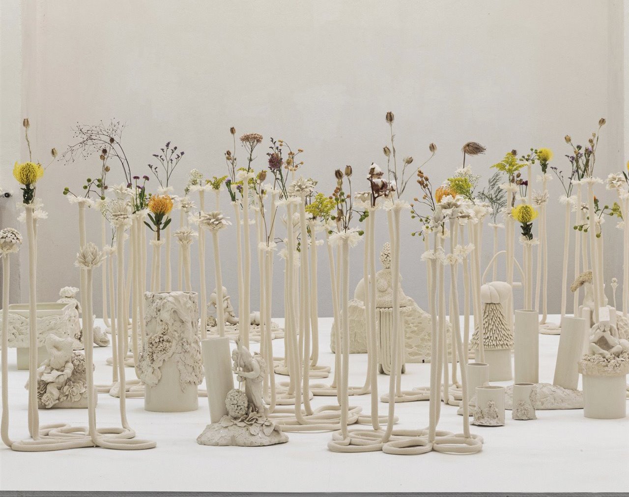 En la instalación Hybrida se aprecian figuras que habitan bajo las flores.