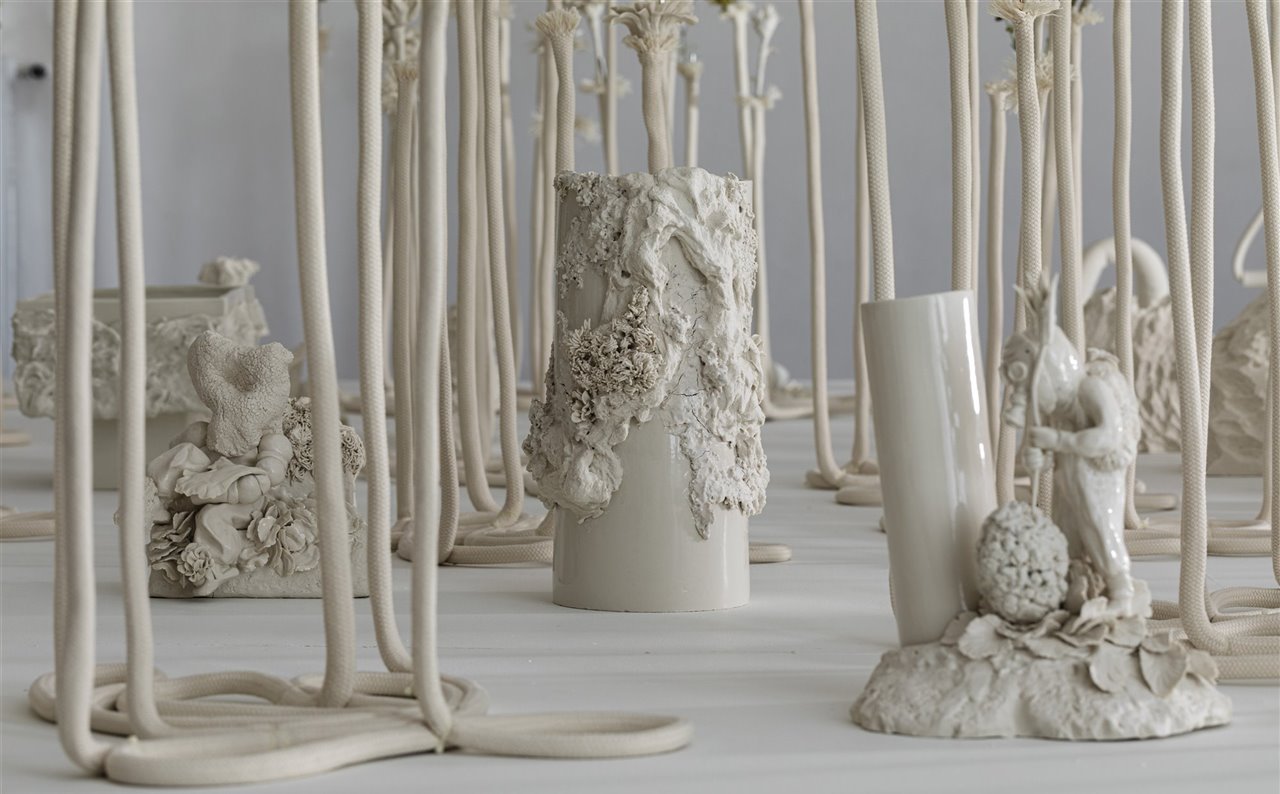 Detalle de la instalación Hybrida en una sala de la Real Fabrica de Capodimonte compuesta por un sottobosco con figuras mutantes realizadas en porcelana blanca.