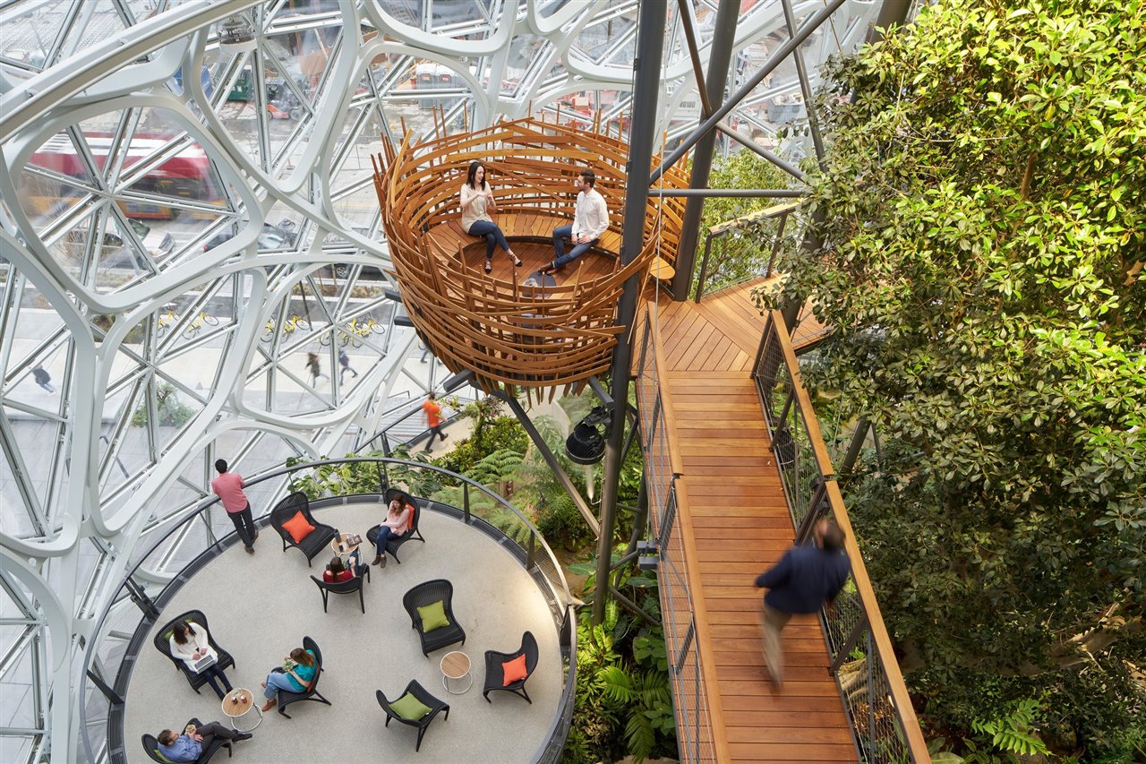 Las oficinas de Amazon en Seattle siguen la teoría de la biofilia al integrar la vegetación como parte de sus instalaciones.