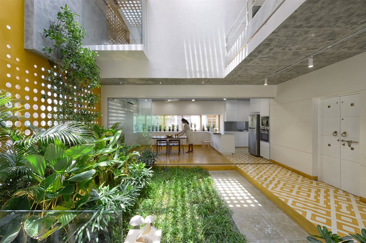 La Soul Garden House del estudio Spacefiction integra un jardín como parte central de la casa.