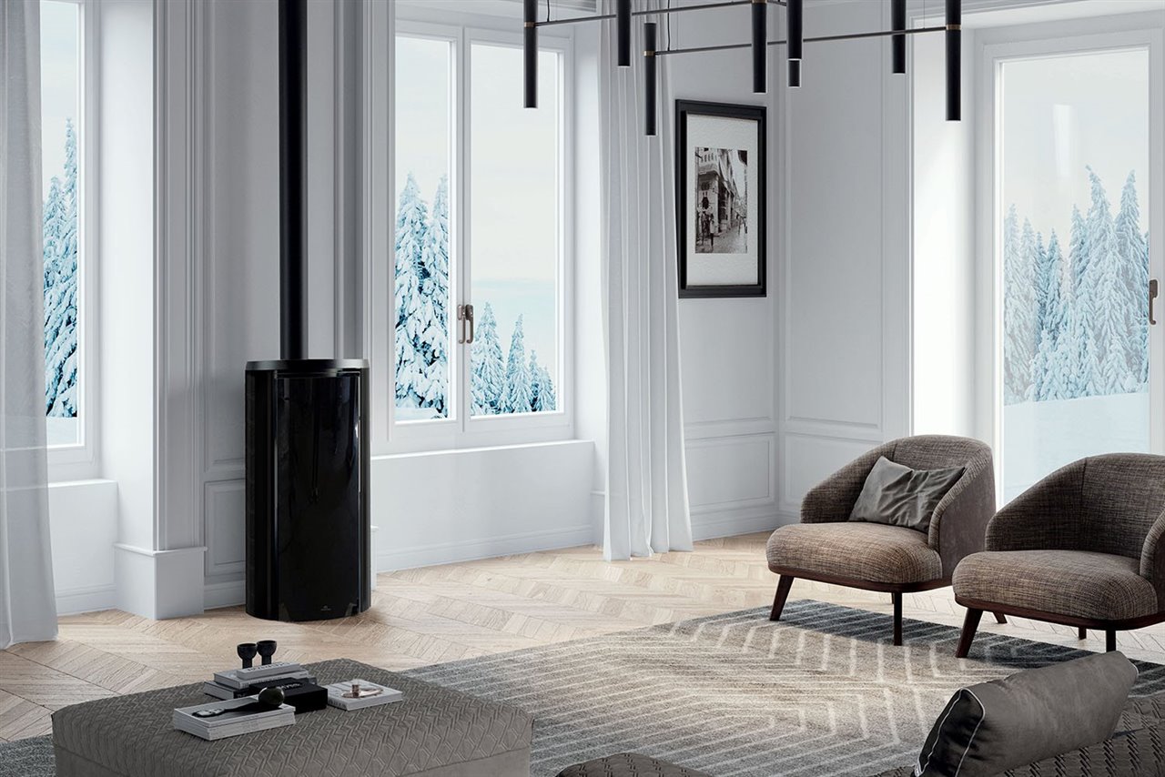El cristal negro Magic realza la elegancia del diseño, dejando el hogar invisible cuando la estufa está apagada.