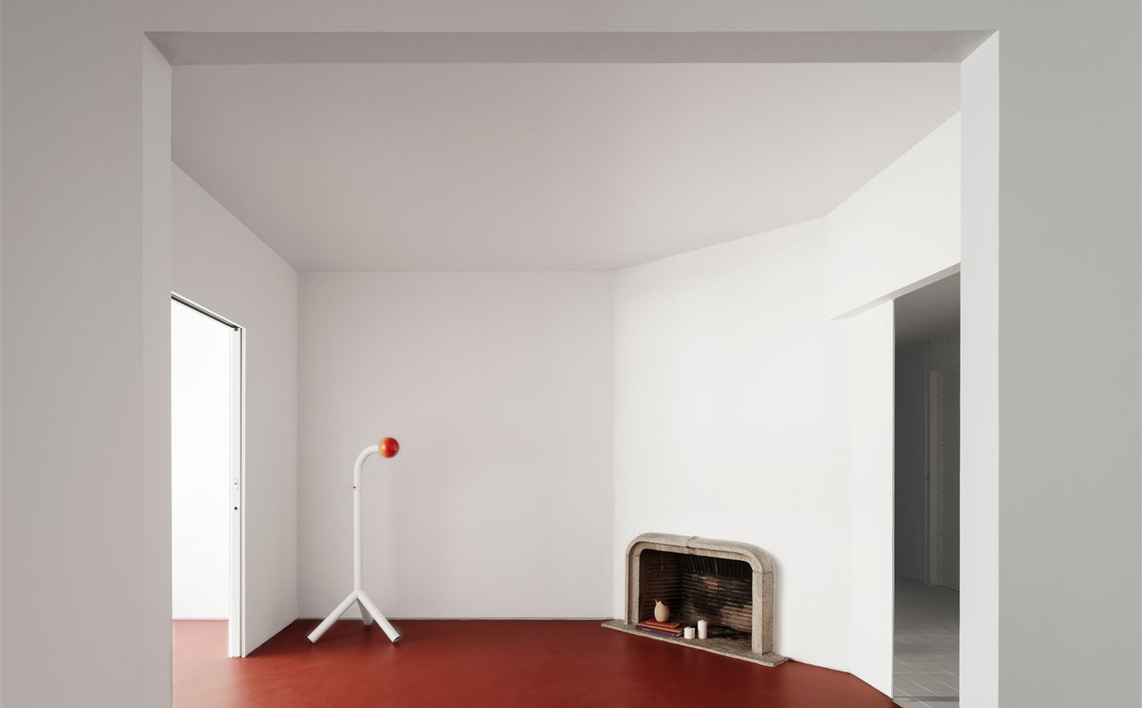 La vivienda se divide en cuatro estancias simétricas de 3,5x3,5 metros sin apenas referencias visuales, exceptuando la chimenea o el mobiliario de la cocina. 