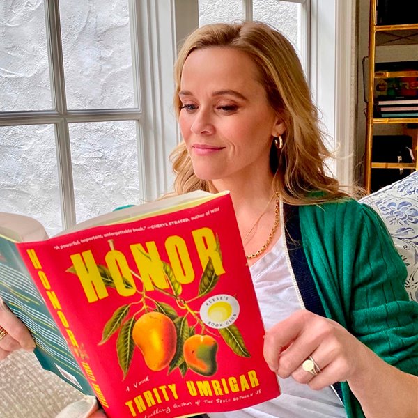 Vas a querer copiar el rincón de lectura de Reese Witherspoon