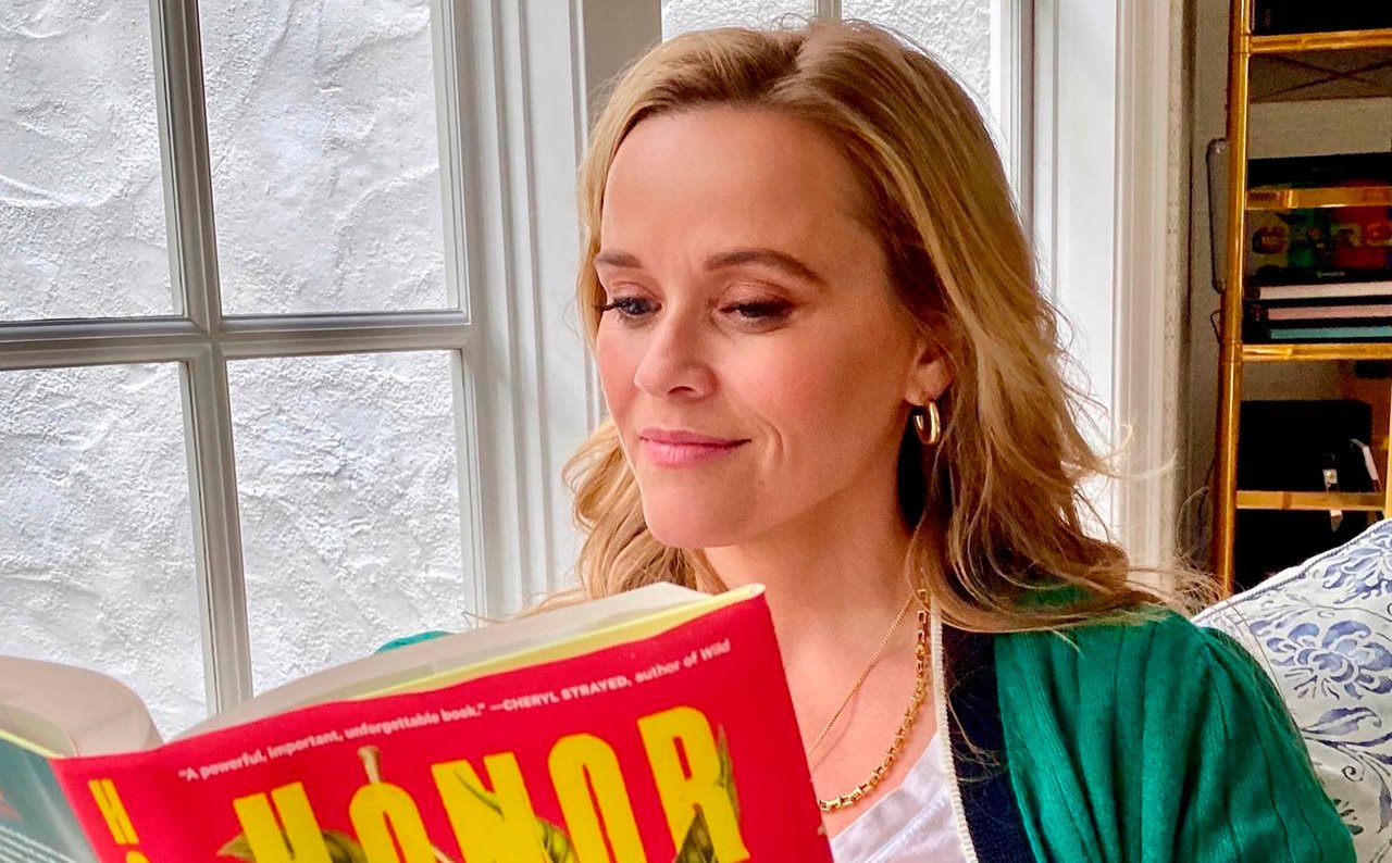 Reese Witherspoon con uno de sus libros seleccionados