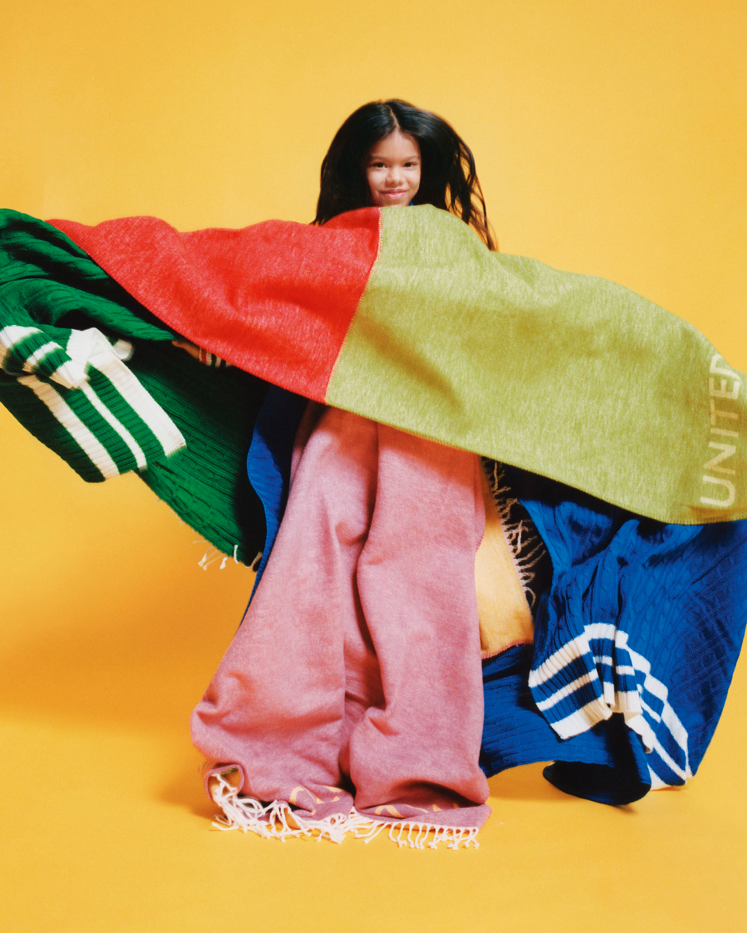 La colección para el hogar incluye sábanas, juegos de cama y suaves mantas en colores alegres. 