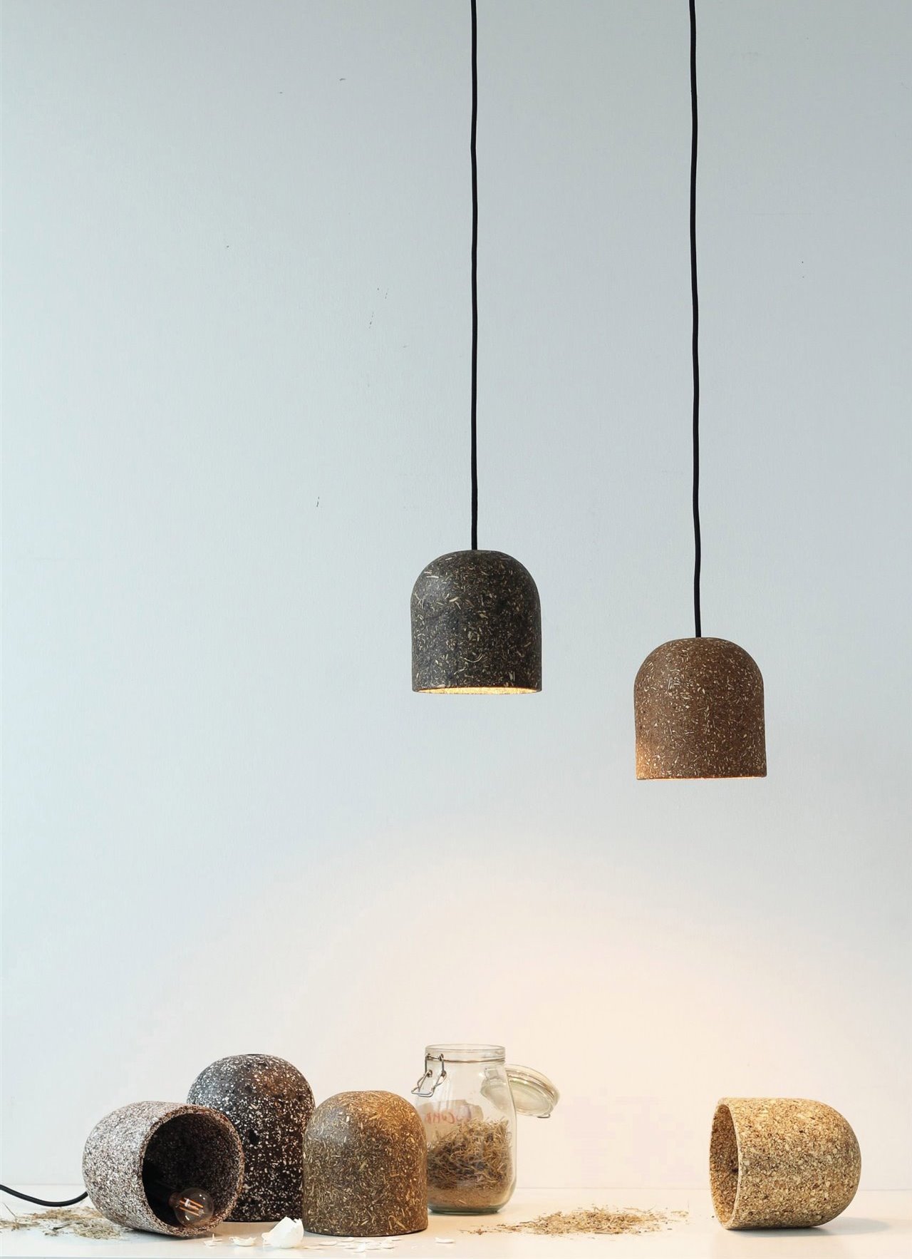 Lámparas de Caracara Collective producidas a partir de residuos como pieles de naranja u hojas de pino.