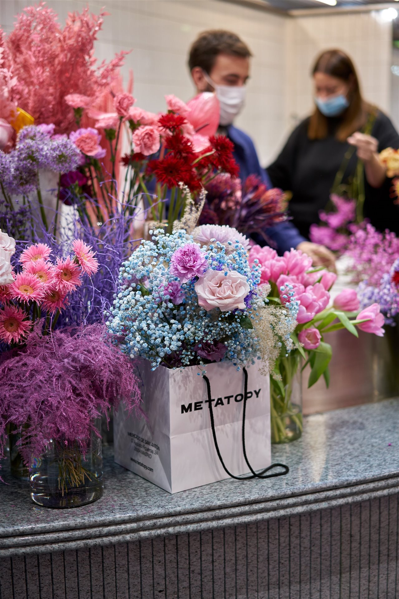 "Me gusta construir pequeñas esculturas efímeras con las flores", dice Mario Molina.