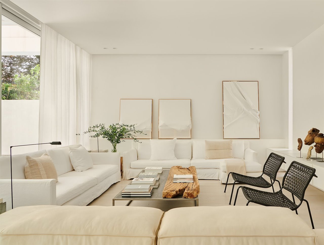 Casa Silencio diseñada por Lorna de Santos en Madrid salón blanco
