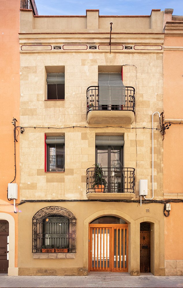 La fachada a la calle se ha rehabilitado con mortero de cal natural local y con un aislamiento interior con silicato cálcico.