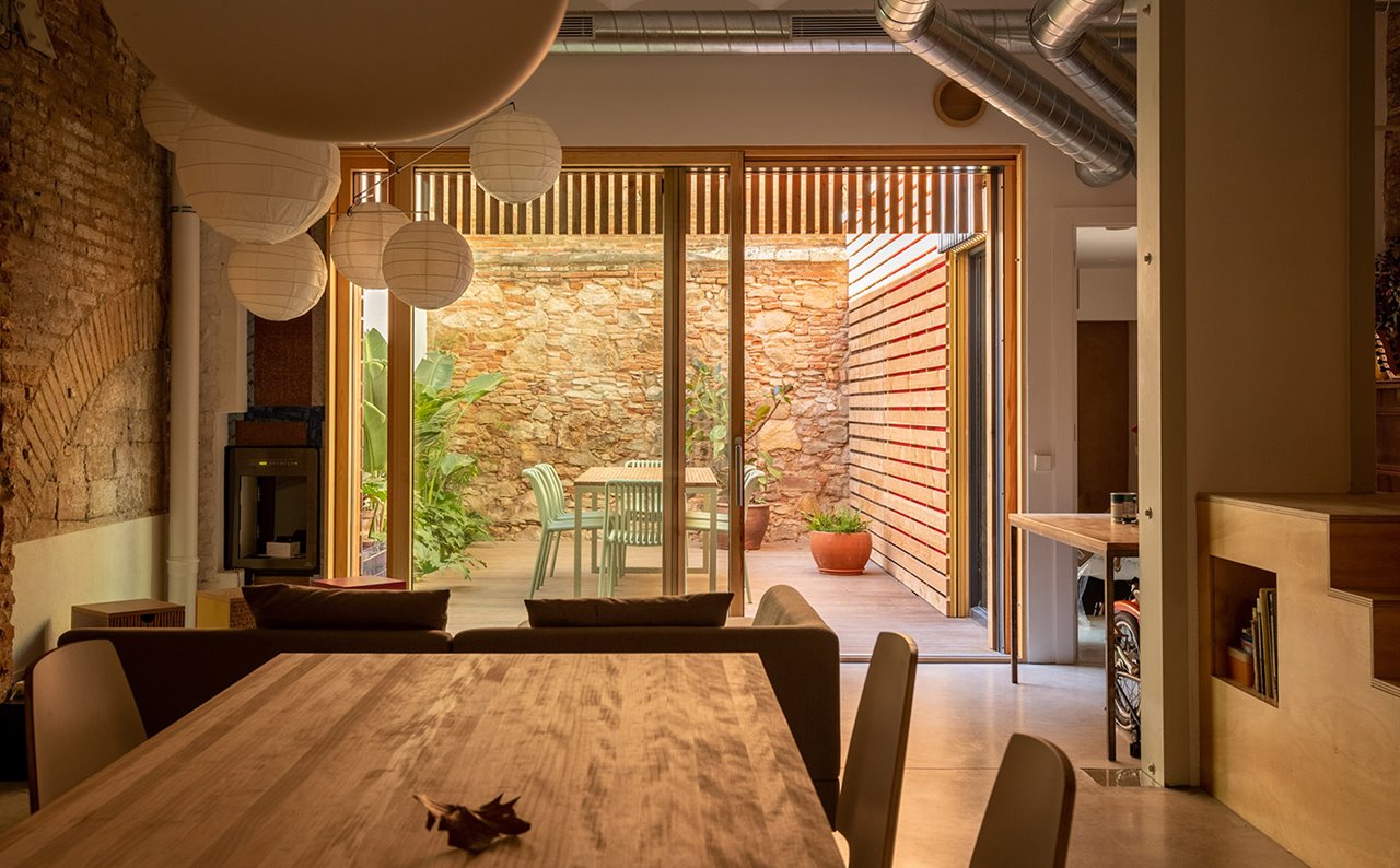 Para la rehabilitación de la vivienda se ha utilizado una amplia variedad de soluciones de materiales de bajo impacto, como la madera aislamiento de algodón reciclado.