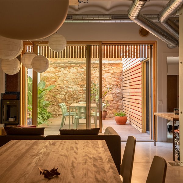 La primera casa pasiva rehabilitada en Barcelona que compensa su huella de carbono
