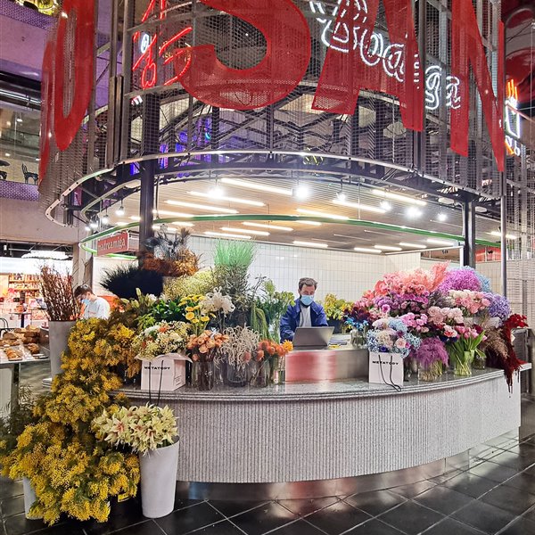 Recién abierto en el Mercado de San Antón, el responsable del puesto Metatopy es el florista Mario Molina.