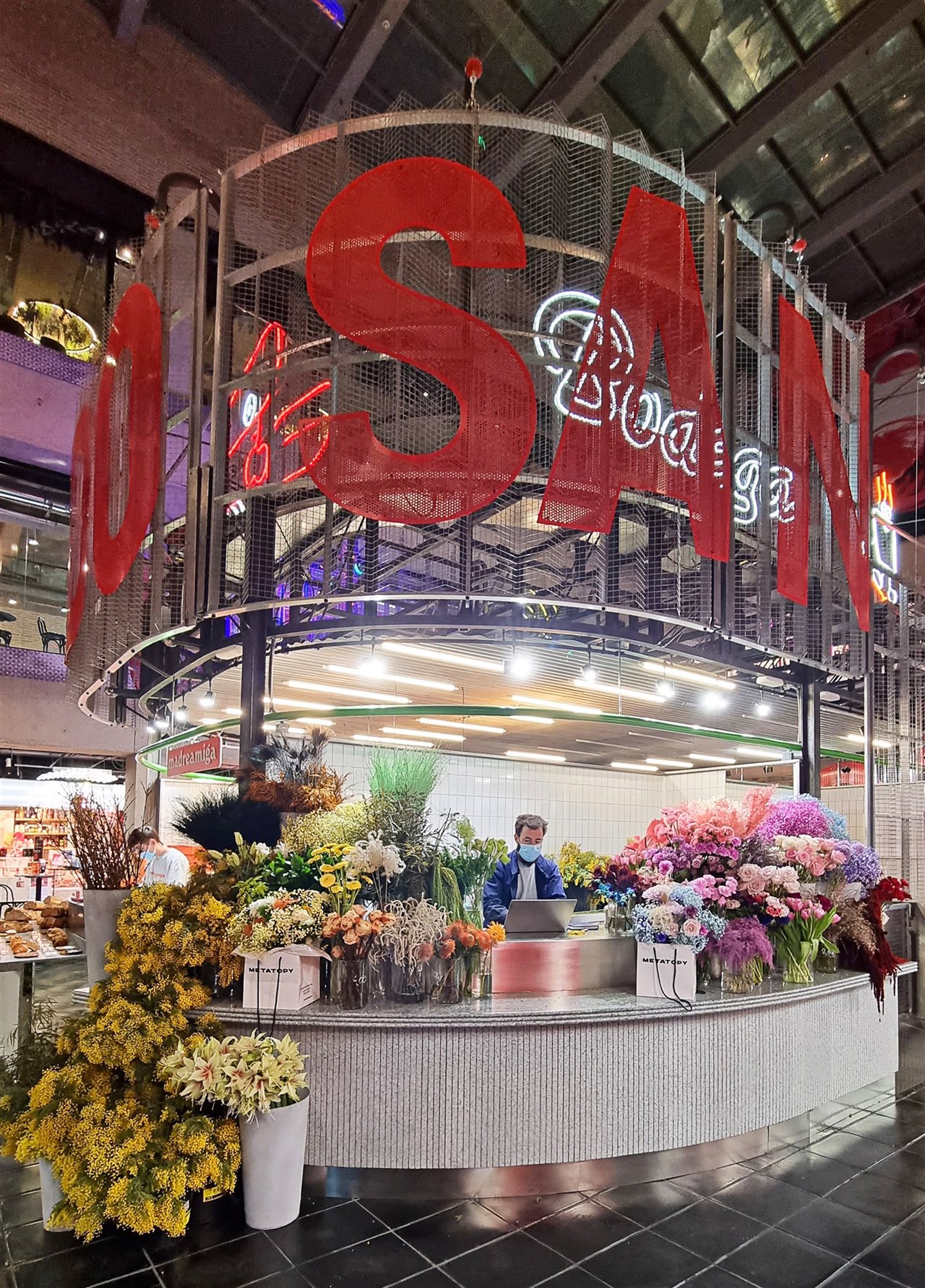 Recién abierto en el Mercado de San Antón, el responsable del puesto Metatopy es el florista Mario Molina.