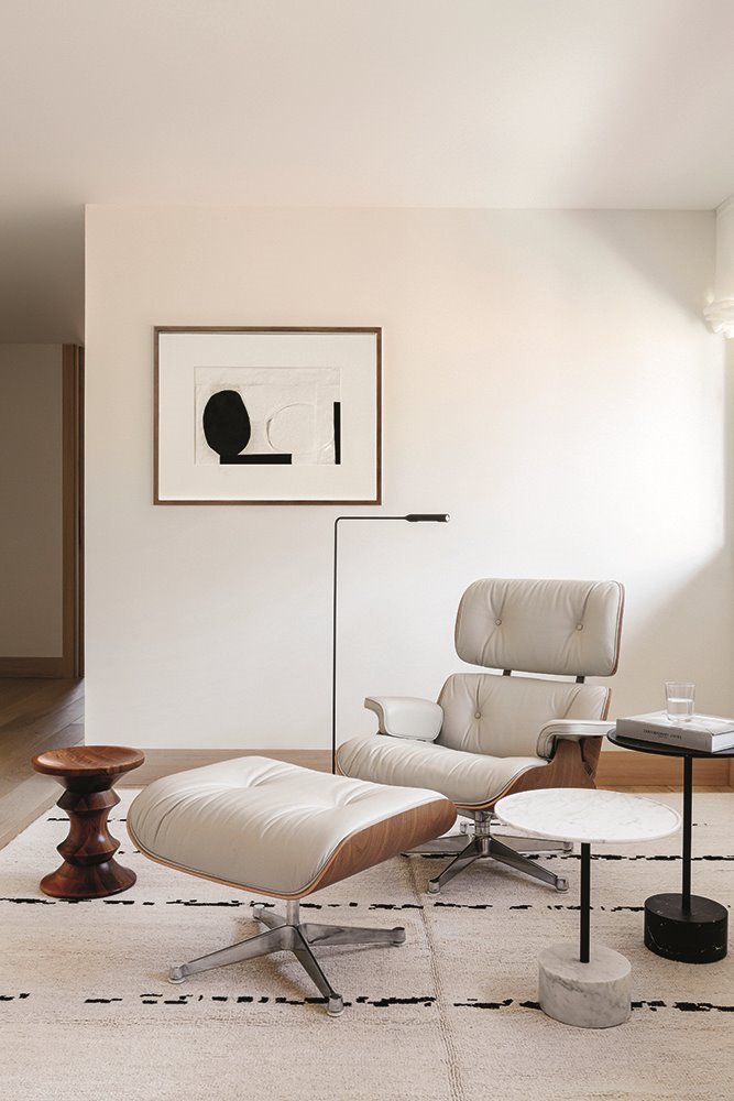 rincón de lectura con una Lounge Chair de los Eames